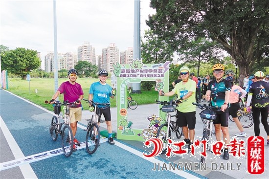 香港自行車愛好者合影留念。