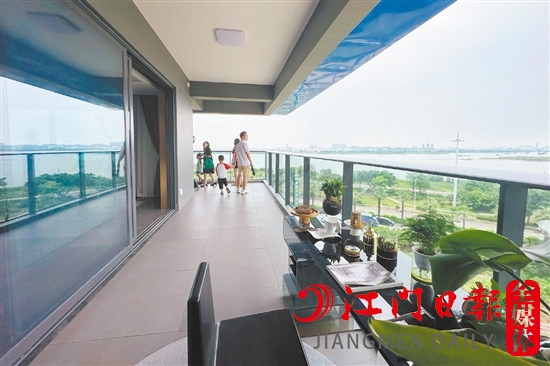 “L”型望江大陽(yáng)臺(tái)吸引購(gòu)房者眼球。