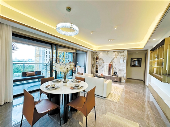 “雙節(jié)”將至，不少項目加推新產(chǎn)品。圖為綠城濱江·潮聞東方建筑面積143平方米的樣板房。