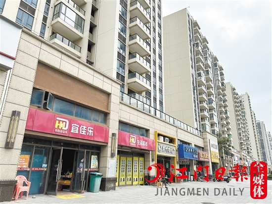 濱江新區(qū)一樓盤外面的商鋪很多，但人氣不旺。