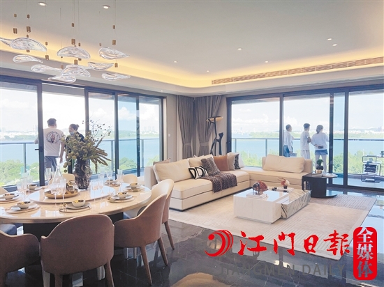 開(kāi)闊的江景陽(yáng)臺(tái)，成為許多江景房的賣(mài)點(diǎn)。