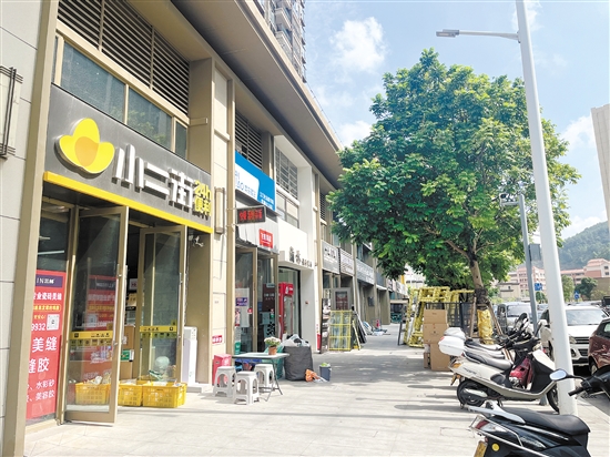 小區(qū)外面商鋪大多是一些小型便利店和快餐店，可以選擇的不多。