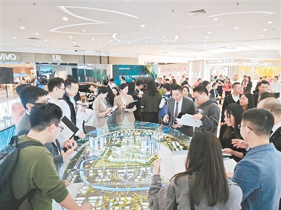 江發(fā)地產(chǎn)城市展廳開(kāi)放現(xiàn)場(chǎng)。