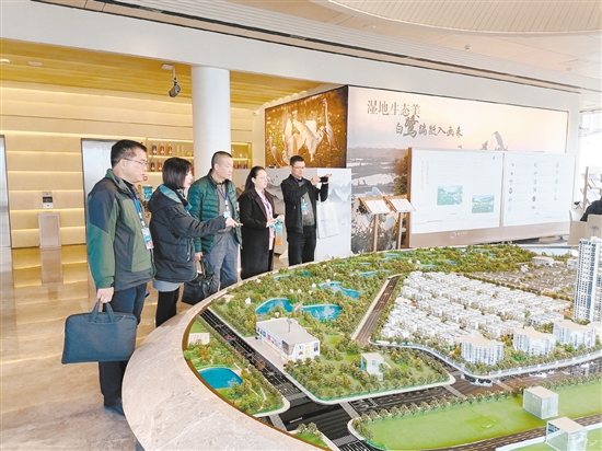 專家評(píng)審團(tuán)實(shí)地考察了解報(bào)名樓盤的情況。