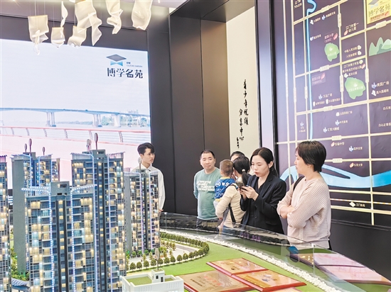 今年樓市持續(xù)回暖。圖為市民在看房。