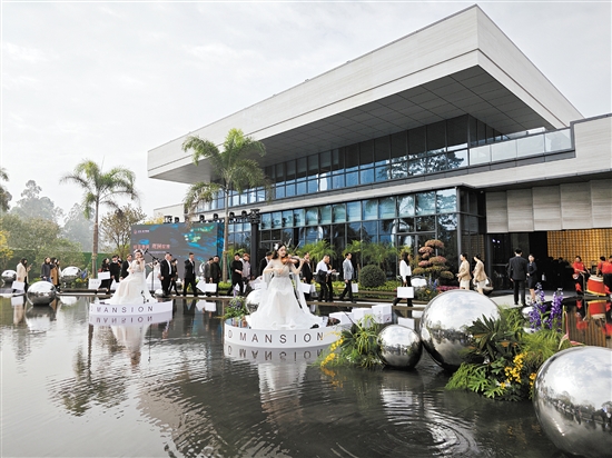 江發(fā)·翡翠觀瀾營銷中心引人注目。