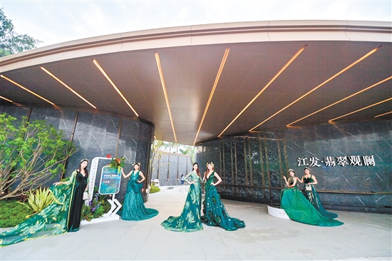 江發(fā)·翡翠觀瀾精心打造營銷中心，迎接八方來客。