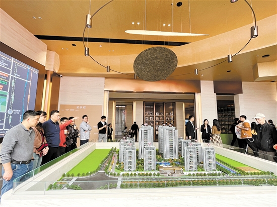 親鄰會所及樣板間開放當(dāng)天，駿景灣天悅營銷中心熱鬧非凡。