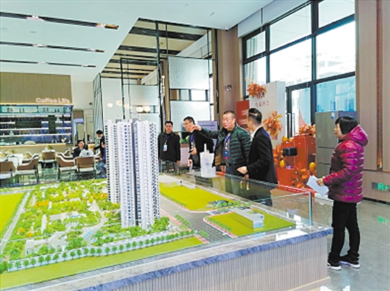 專家評審團現(xiàn)場進行走訪。