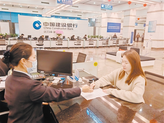 市民在辦理公積金業(yè)務(wù)。