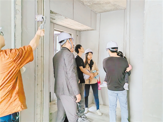 業(yè)主進(jìn)入工地進(jìn)行“實(shí)地考察”。