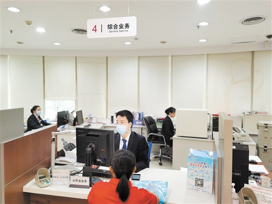 過去一年，我市出臺了一系列公積金惠民政策，方便了許多市民。