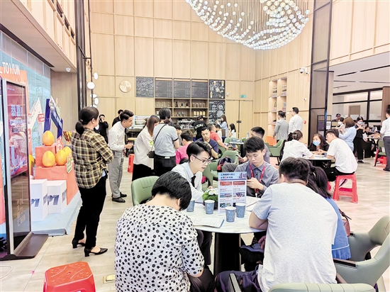 “五一”期間，不少樓盤人氣十足。