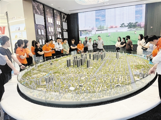 端午節(jié)期間，改善型樓盤人氣旺。