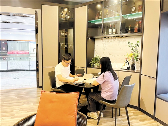 消費者在簽訂裝修合同時要多留心。