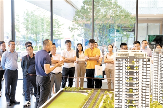 參會(huì)者參觀新樓盤駿景灣天匯。