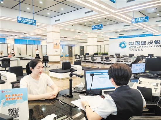 市民在咨詢單位補繳公積金事宜。