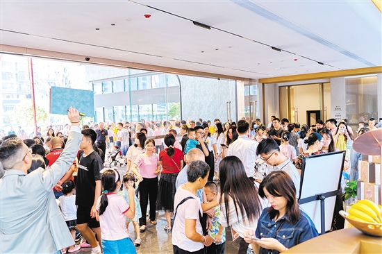 國慶假期，鶴山市駿景灣·品悅項目“人從眾”。