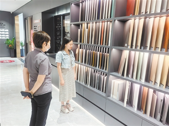 江門(mén)市家裝廚衛(wèi)“煥新”活動(dòng)開(kāi)展以來(lái)，吸引不少市民消費(fèi)。