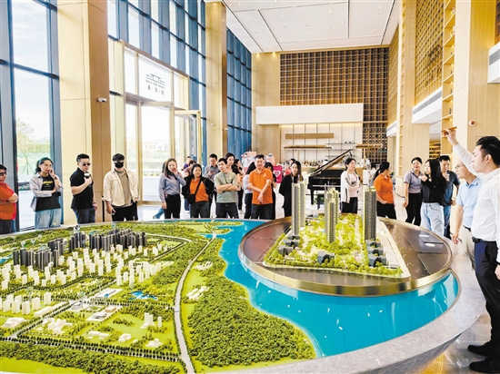 10月，不少樓盤(pán)迎來(lái)購(gòu)房熱潮。