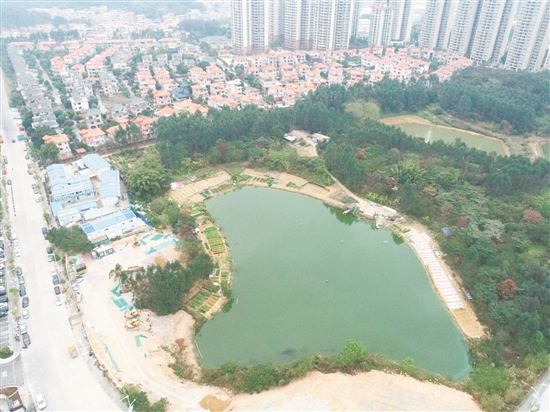 位于蓬江區(qū)豬乸環(huán)地段灝昌園小區(qū)東側、翡翠觀瀾小區(qū)西北側地塊已于4月9日成功出讓。