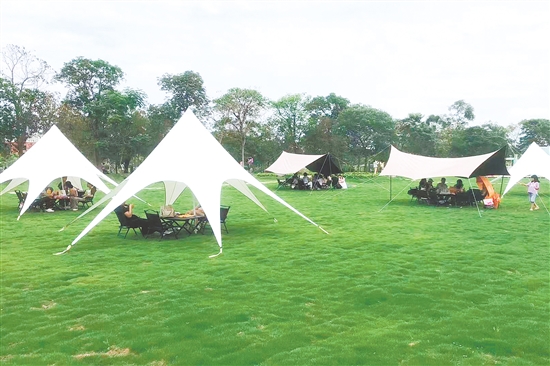 江發(fā)地產(chǎn)項(xiàng)目“五一”假期積極開展活動吸引客戶。