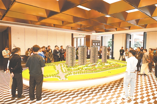 研學團探訪江門品質(zhì)住宅代表項目。