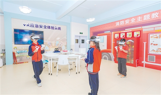 場(chǎng)館創(chuàng)新打造消防教育空間，配備VR應(yīng)急安全體驗(yàn)系統(tǒng)與超200冊(cè)消防專題書(shū)籍。