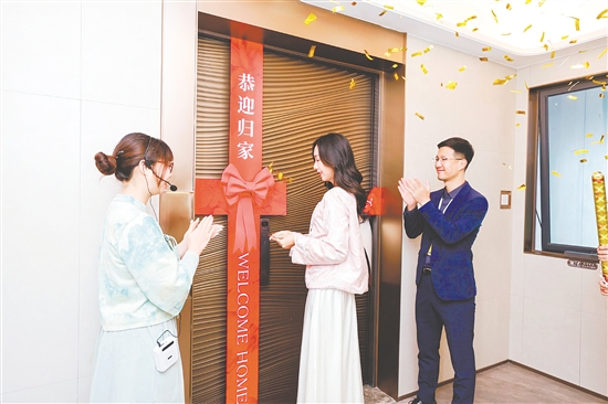 江門保利瑯悅迎來交付，鑰匙交到業(yè)主手中。
