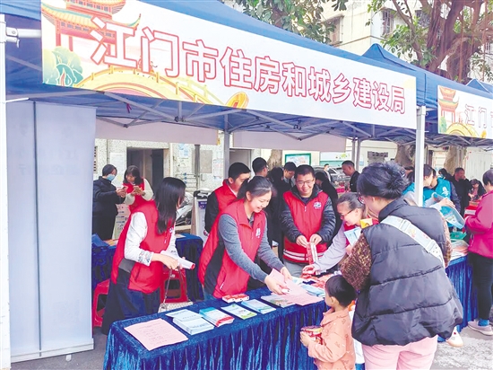 工作人員向群眾普及住建領(lǐng)域法律知識(shí)。