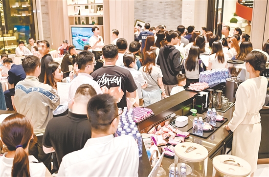 升籌當晚人頭攢動。