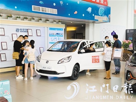 電動(dòng)微型汽車(chē)因價(jià)格實(shí)惠而廣受消費(fèi)者關(guān)注。