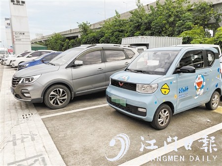 電動(dòng)微型汽車(chē)車(chē)身短小，停車(chē)非常方便。