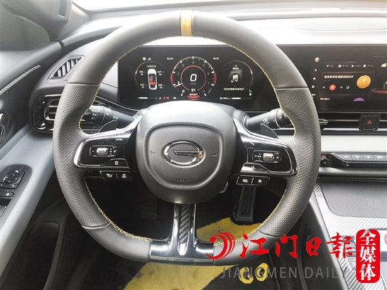 方向盤采取平底設計，很有時尚感。