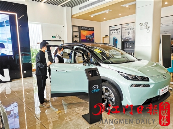 新能源汽車未受汽車缺“芯”影響，深受消費(fèi)者青睞。