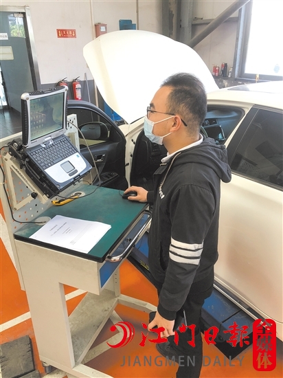 4S店正在對(duì)召回車輛進(jìn)行電腦升級(jí)。