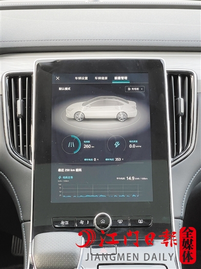 ER6的中控屏幕顯示效果出色。