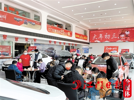 春節(jié)期間，有的4S店展廳出現(xiàn)熱鬧的景象。
