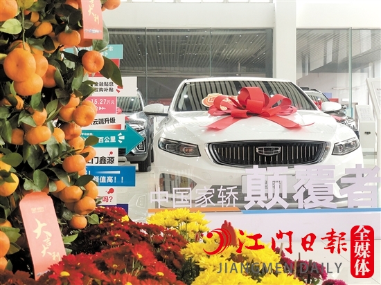 4S店展廳內(nèi)充滿節(jié)日氣氛。