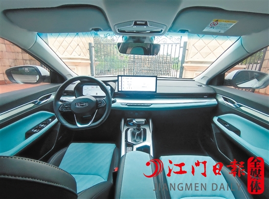 全新帝豪L采用藍(lán)黑色彩搭配，打造出精致的內(nèi)飾氛圍。