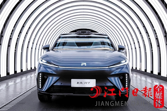 飛凡R7給人一種強(qiáng)烈的未來(lái)感。