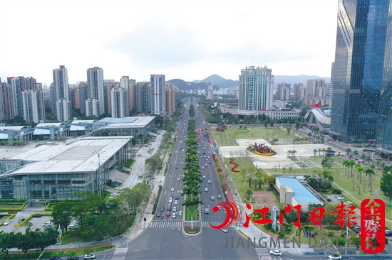 汽車駛?cè)肭f家。司徒俊杰