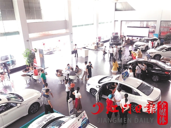 “五一”將至，購車優(yōu)惠吸引消費(fèi)者到店。