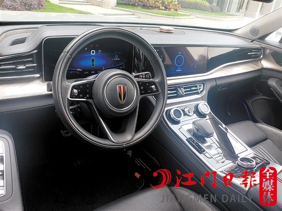 紅旗H9內(nèi)飾采用簡約風(fēng)格。