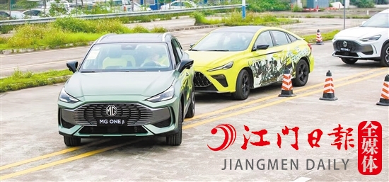 試駕現(xiàn)場設置了重重考驗關卡。