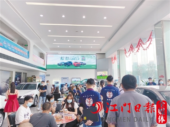 端午節(jié)假期期間，新政策的實(shí)施吸引了許多消費(fèi)者到4S店看車、買車。