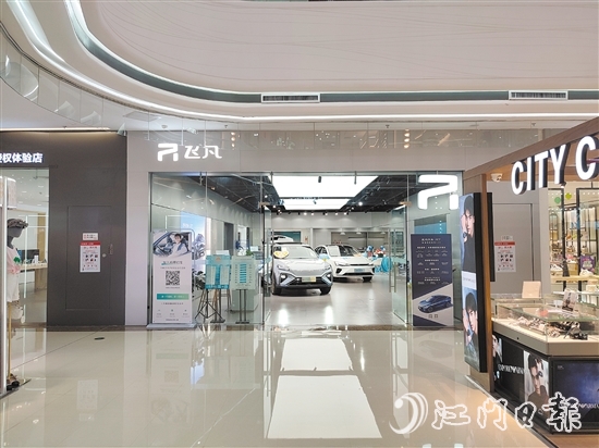 不少汽車品牌直接把店開到商場(chǎng)。