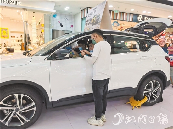 把汽車“開進(jìn)”商場(chǎng)，可以加大隨機(jī)性購(gòu)買比例。