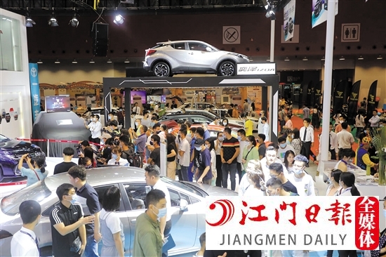 本報(bào)往年舉辦的大型車展，吸引大批市民。