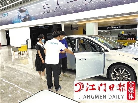 隨著油價(jià)不斷攀升，想購買新能源汽車的消費(fèi)者也越來越多。